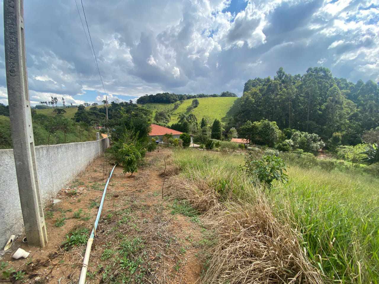 Chácara com vista linda ..local acolhedor. Área 4.200m² Casa com:  2 quartos, 2 banheiros | Toledo - MG  | código 1054