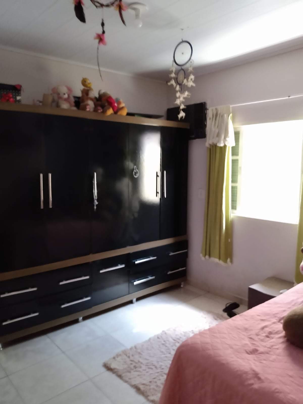 Casa em Mongaguá 3 quartos, uma suíte, sala, cozinha estilo americana, 2 banheiros social, churrasqueira   | código 1061