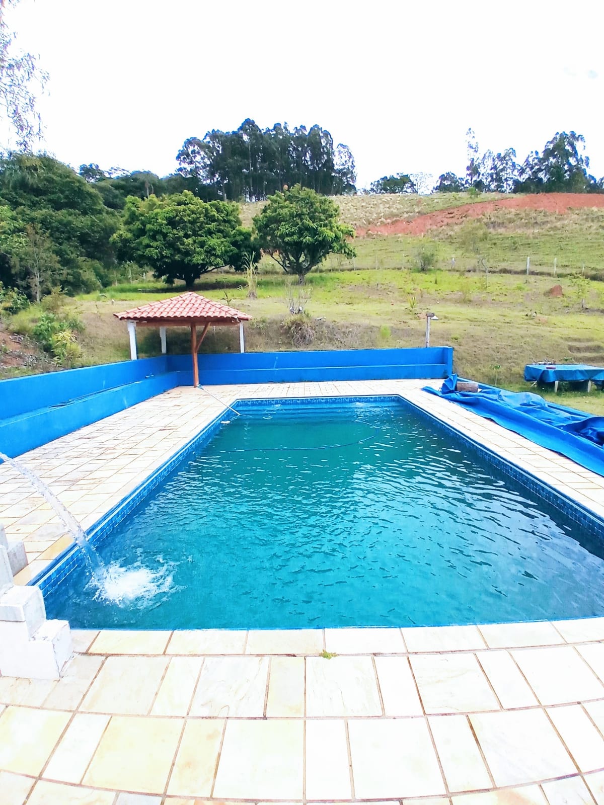 Chácara bem localizada com: casa, piscina, pomar, nascente, boa chegada  | código 1068