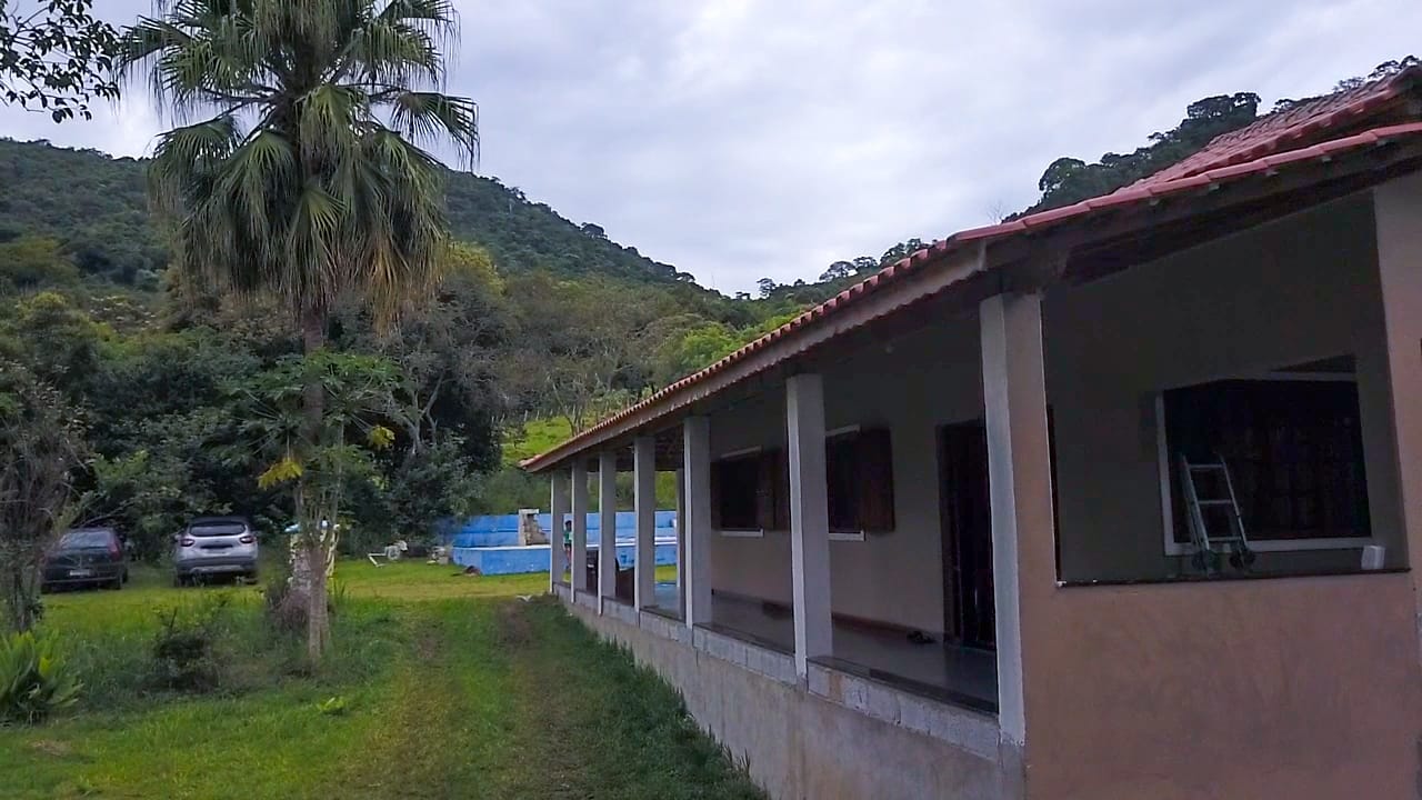 Chácara bem localizada com: casa, piscina, pomar, nascente, boa chegada  | código 1068