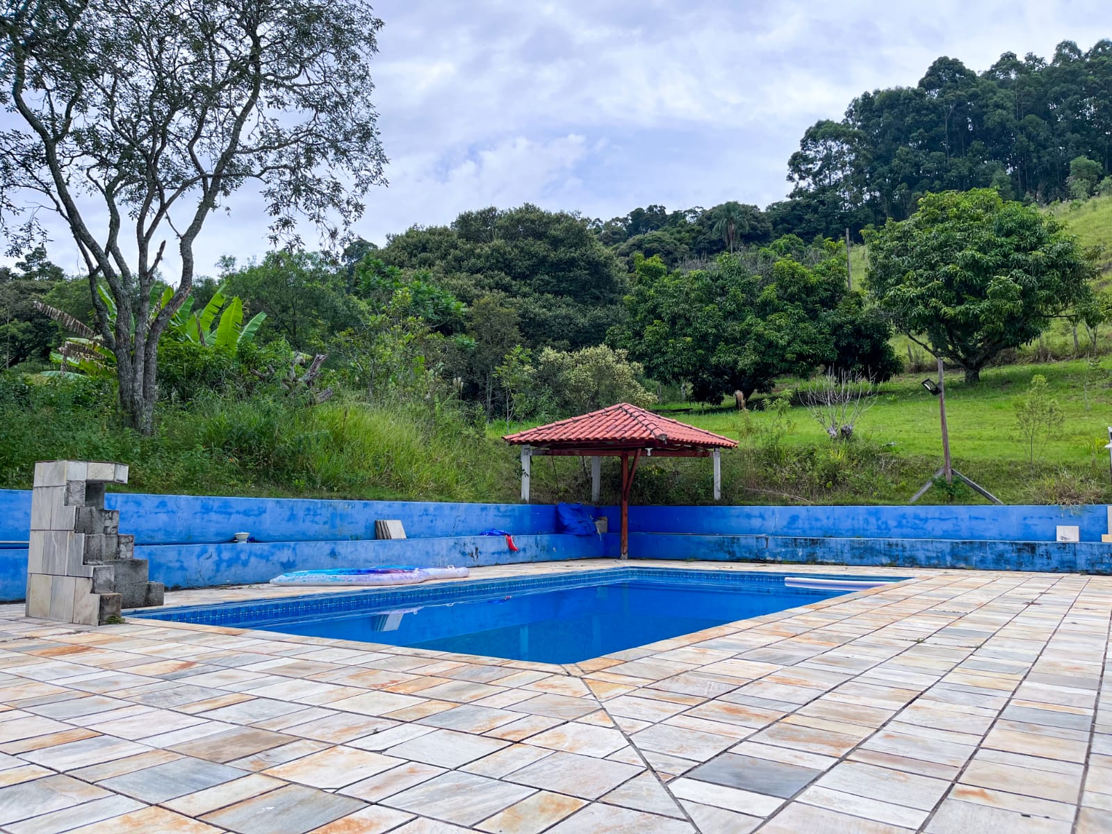 Chácara bem localizada com: casa, piscina, pomar, nascente, boa chegada  | código 1068