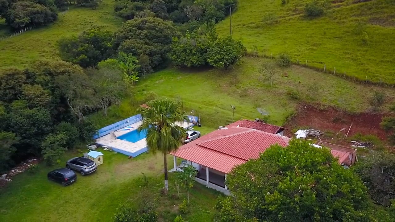 Chácara bem localizada com: casa, piscina, pomar, nascente, boa chegada  | código 1068