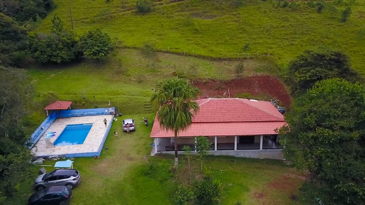 Chácara bem localizada com: casa, piscina, pomar, nascente, boa chegada  | código 1068