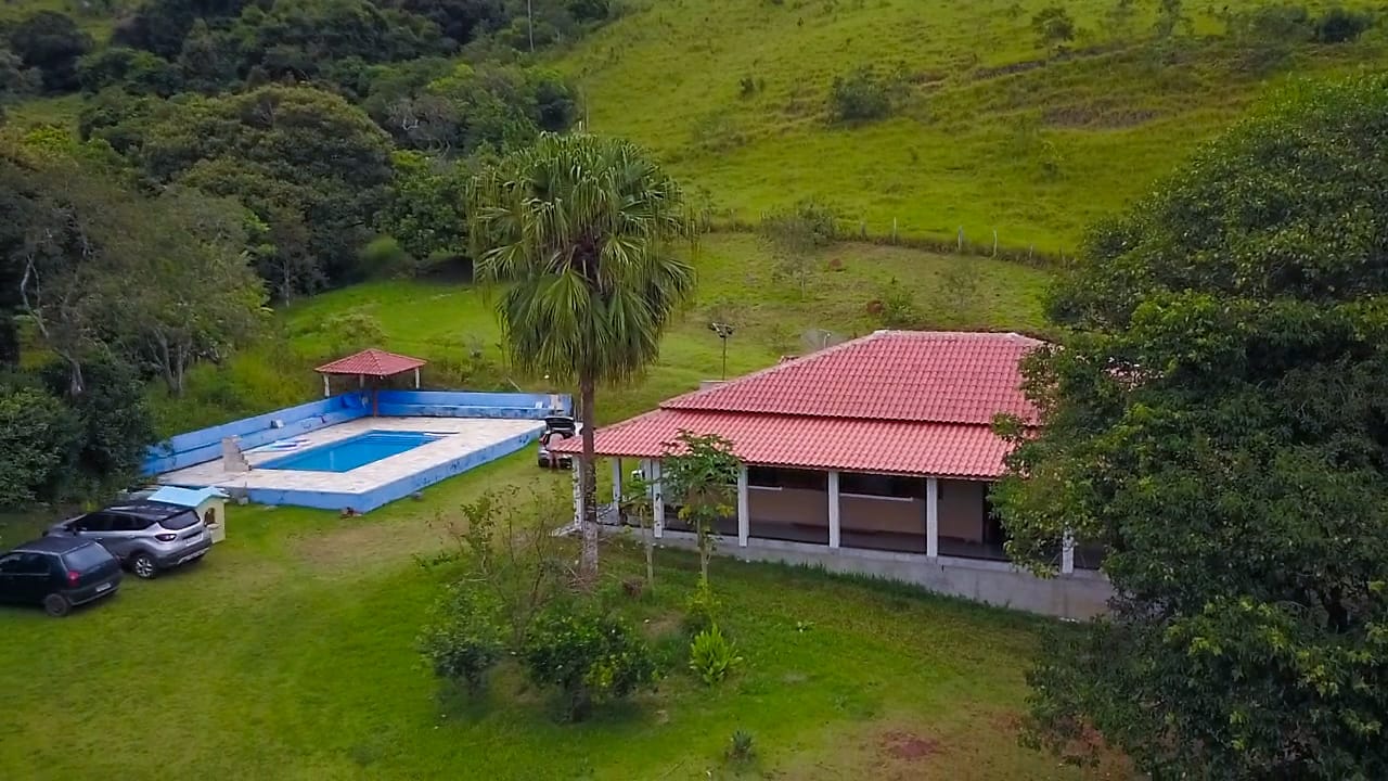 Chácara bem localizada com: casa, piscina, pomar, nascente, boa chegada  | código 1068