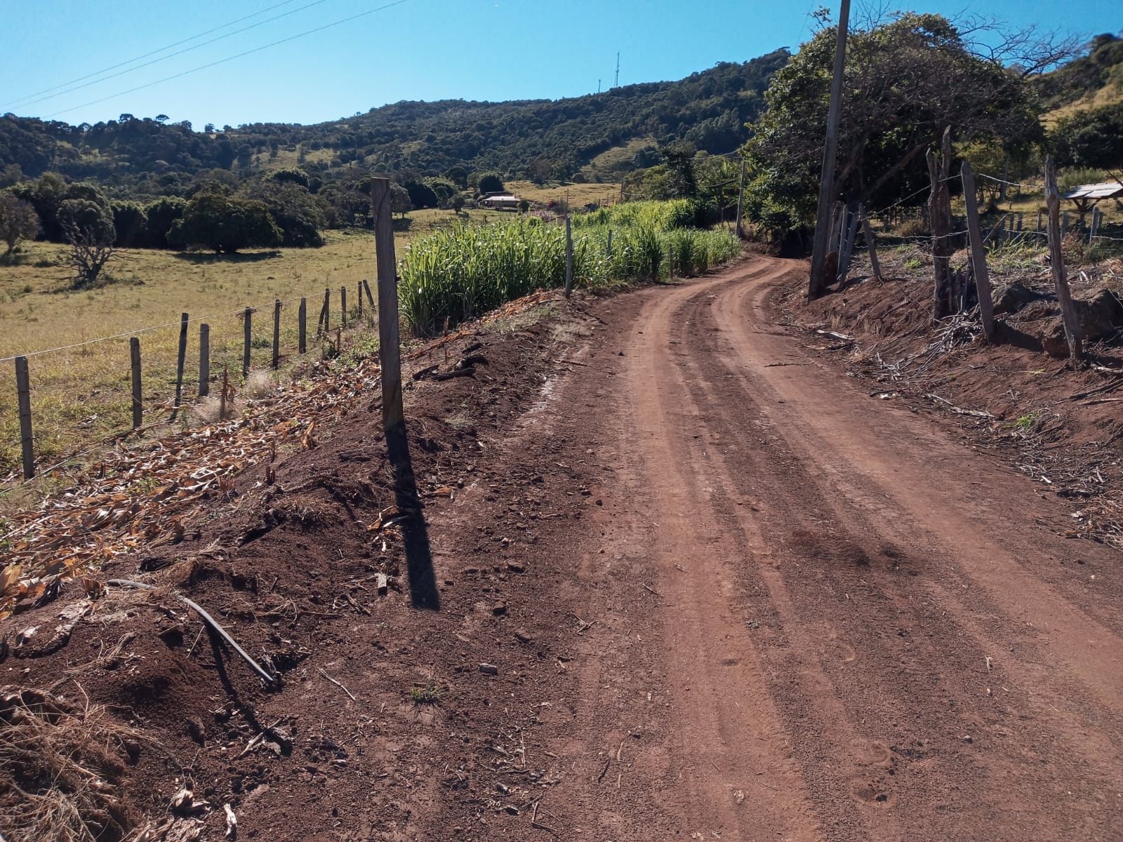 Belíssimo Sitio com casa avarandada com 3 quartos, lago para pesca - Munhoz -MG  | código 1073