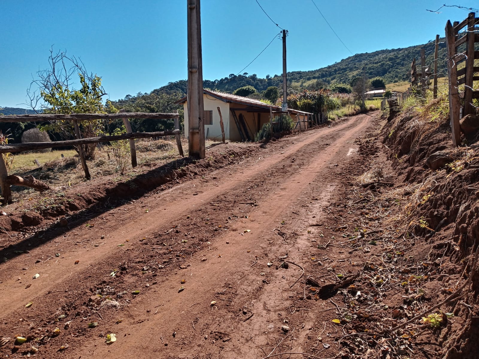 Belíssimo Sitio com casa avarandada com 3 quartos, lago para pesca - Munhoz -MG  | código 1073