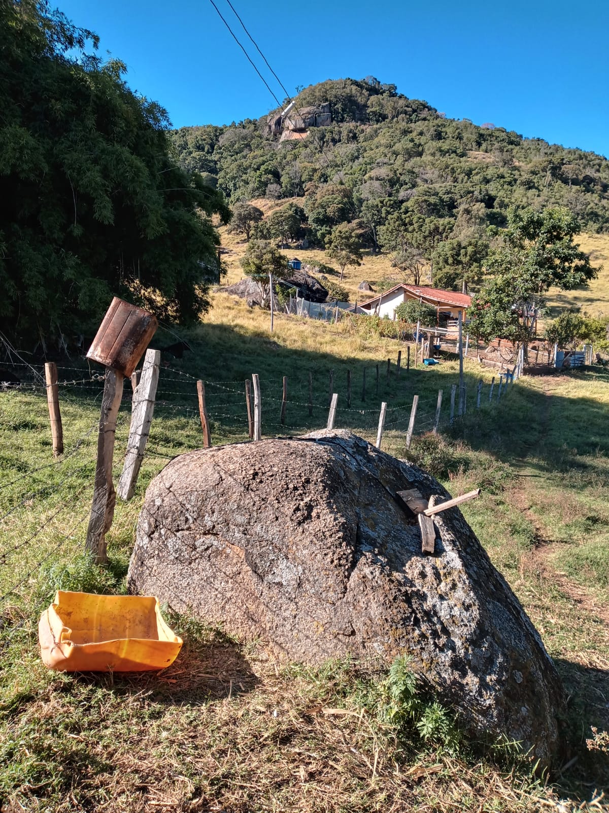 Belíssimo Sitio com casa avarandada com 3 quartos, lago para pesca - Munhoz -MG  | código 1073