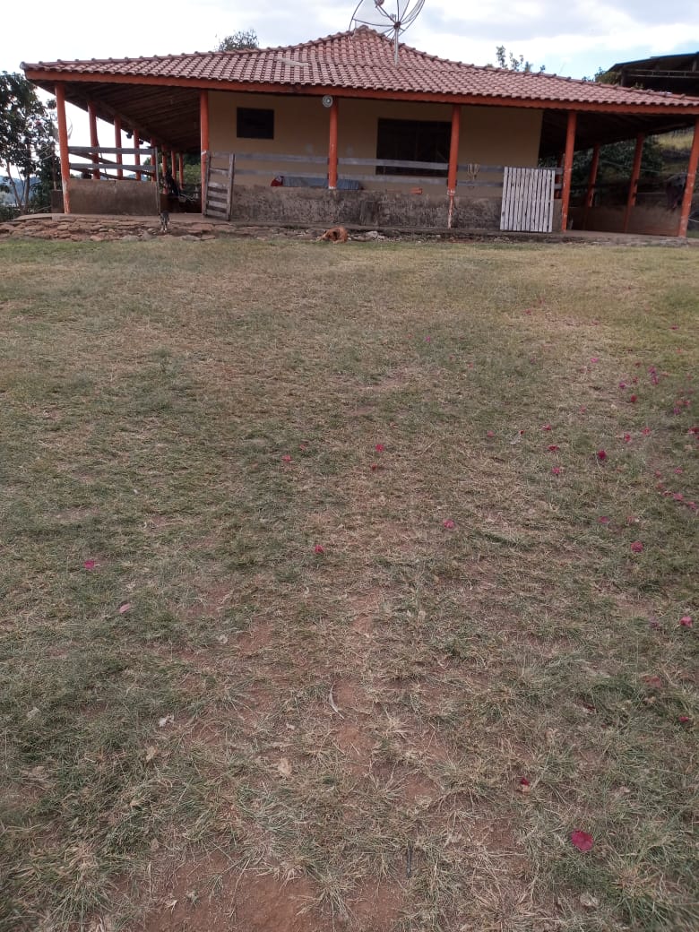 Belíssimo Sitio com casa avarandada com 3 quartos, lago para pesca - Munhoz -MG  | código 1073