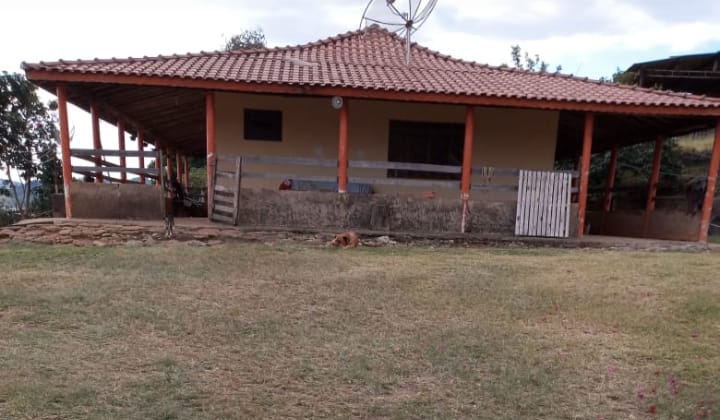 Belíssimo Sitio com casa avarandada com 3 quartos, lago para pesca - Munhoz -MG  | código 1073