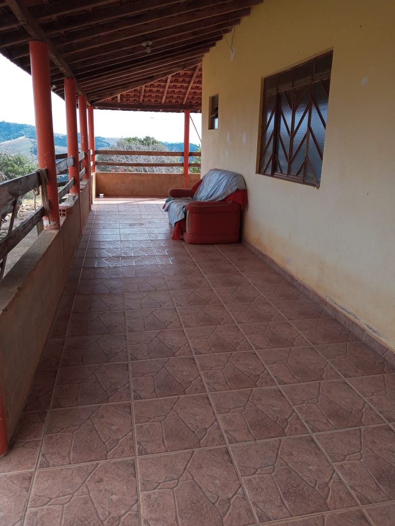Belíssimo Sitio com casa avarandada com 3 quartos, lago para pesca - Munhoz -MG  | código 1073