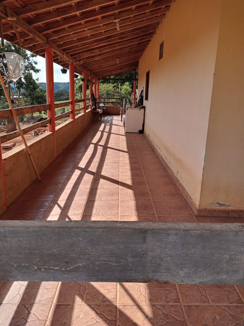 Belíssimo Sitio com casa avarandada com 3 quartos, lago para pesca - Munhoz -MG  | código 1073