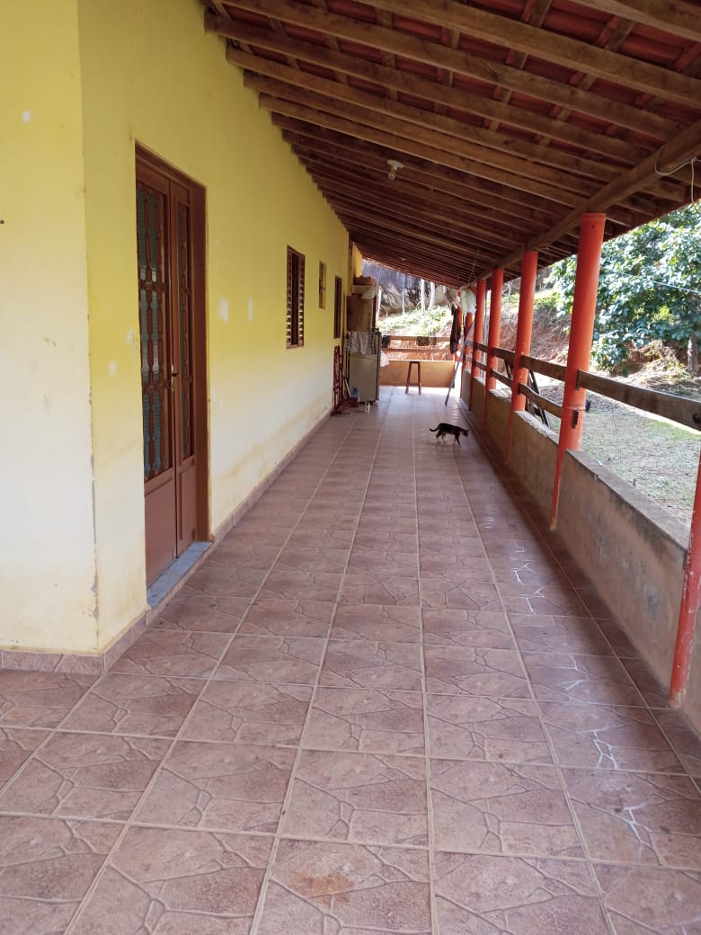 Belíssimo Sitio com casa avarandada com 3 quartos, lago para pesca - Munhoz -MG  | código 1073
