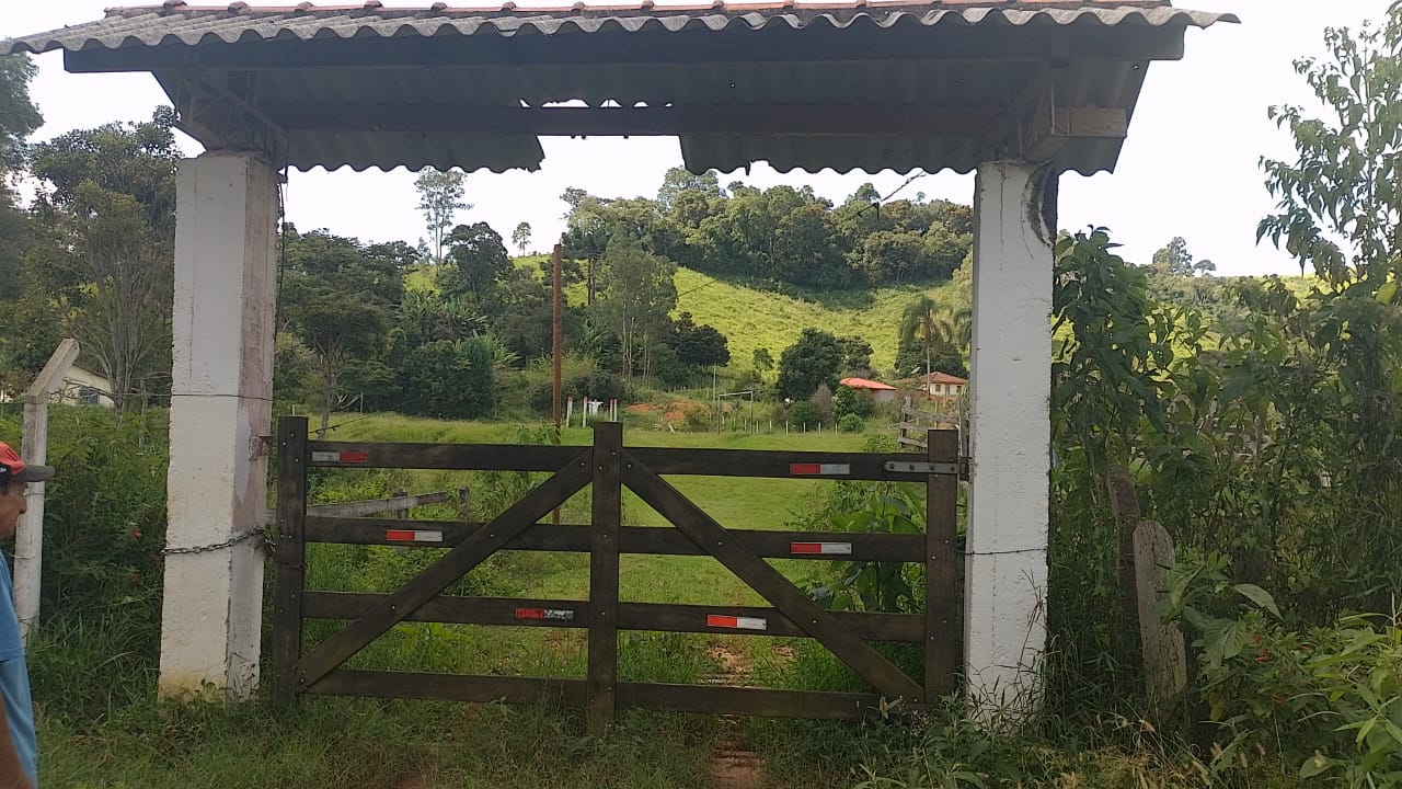 Belíssimo Sitio com casa avarandada com 3 quartos, lago para pesca - Munhoz -MG  | código 1073