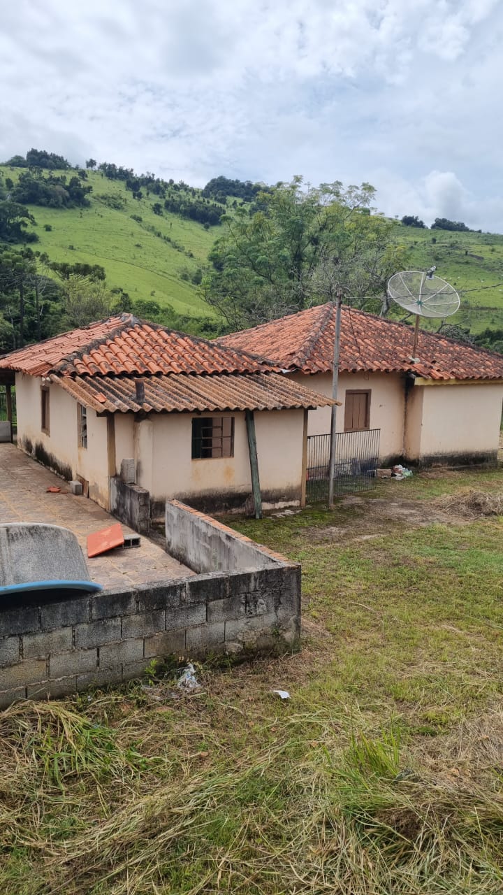 Excelente sítio, riquíssimo em água, tanques de peixes, localizado em Toledo MG  | código 1071
