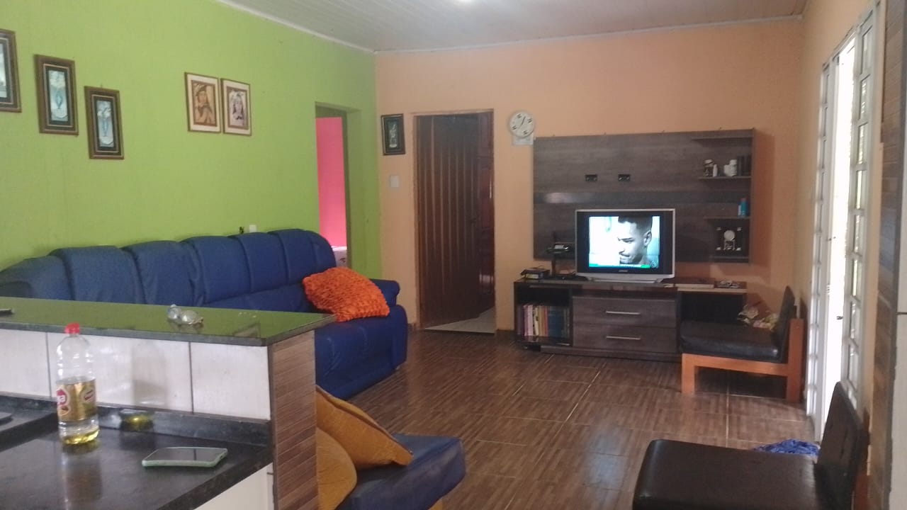 Sítio - casa com 3 quartos, 1 suíte, área gourmet, 2 tanques para peixes em Toledo - MG | Código 1075