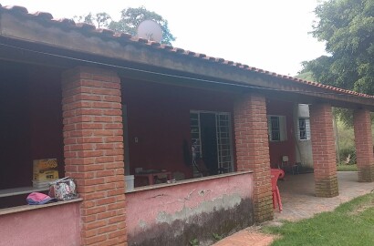 Sítio - casa com 3 quartos, 1 suíte, área gourmet, 2 tanques para peixes em Toledo - MG | Código 1075