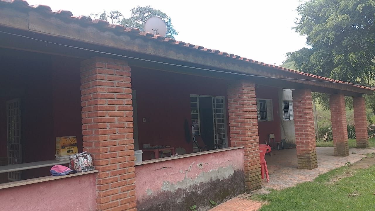 Sítio - casa com 3 quartos, 1 suíte, área gourmet, 2 tanques para peixes em Toledo - MG | Código 1075