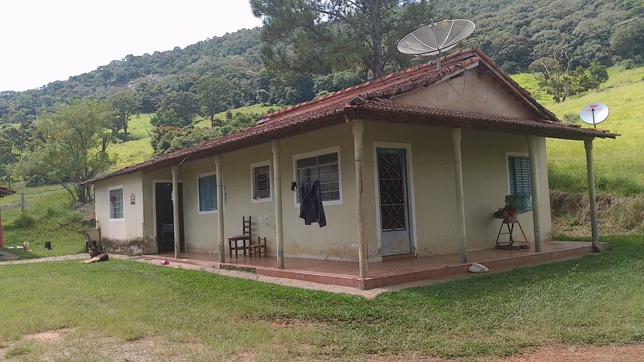 Sitio - com lago, nascente, tanques de água, casa ótima chegada na cidade de Pedra Bela -  | Código 1077