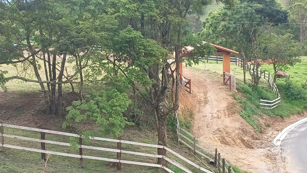 Chácara com piscina em fase de acabamento, casa com 3 quartos, 1 suíte em Camanducaia MG ! Código 1078