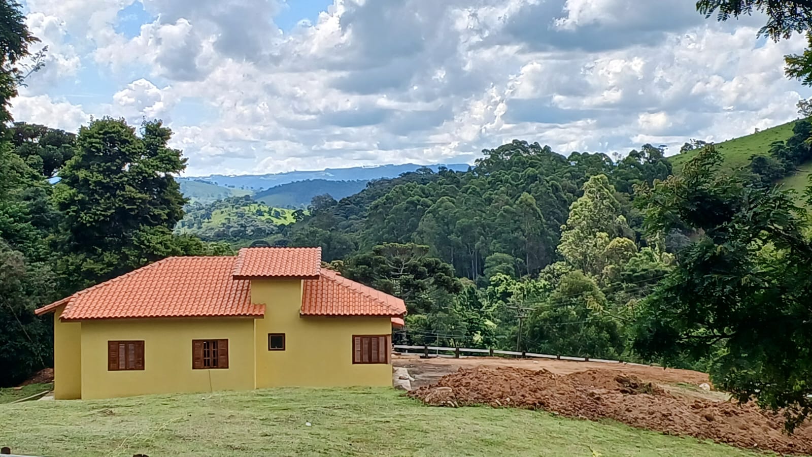 Chácara com piscina em fase de acabamento, casa com 3 quartos, 1 suíte em Camanducaia MG ! Código 1078