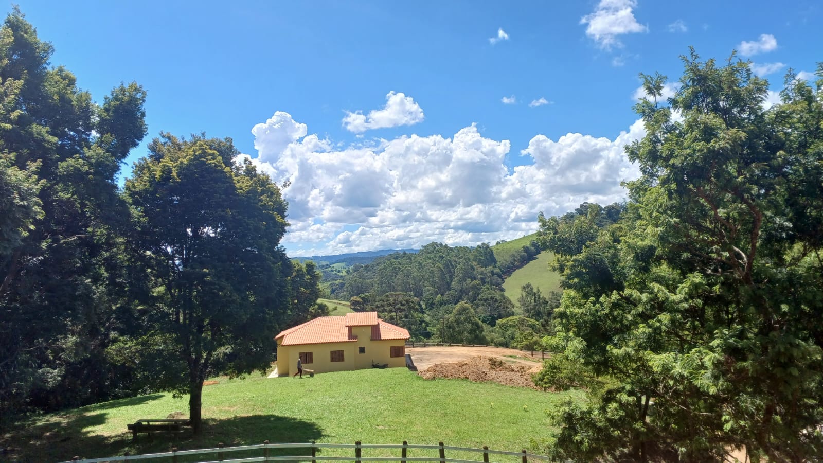 Chácara com piscina em fase de acabamento, casa com 3 quartos, 1 suíte em Camanducaia MG ! Código 1078