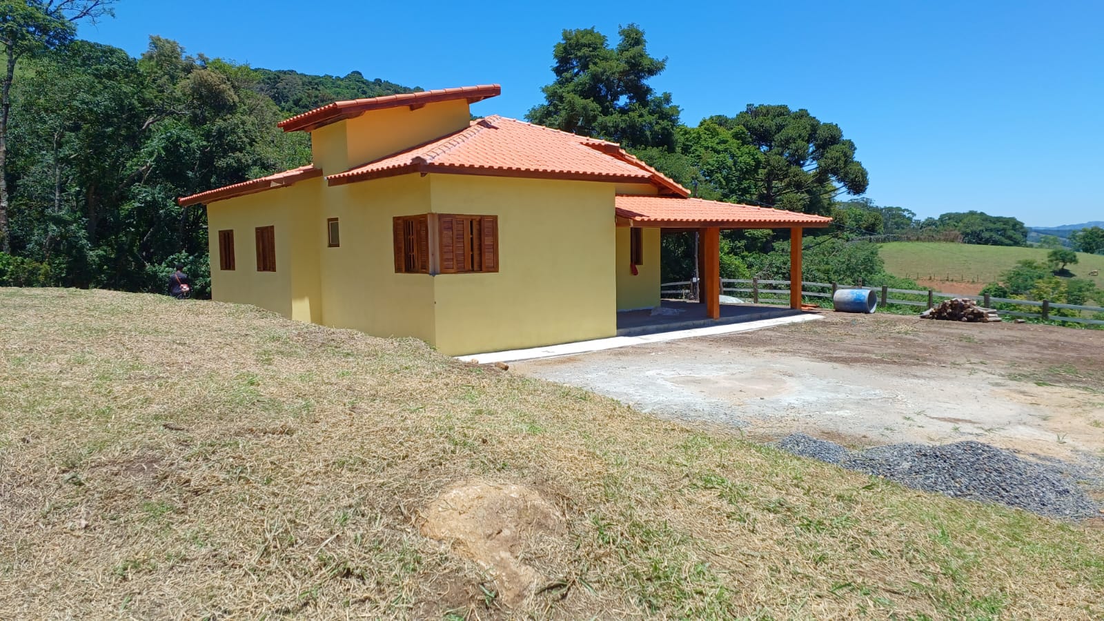 Chácara com piscina em fase de acabamento, casa com 3 quartos, 1 suíte em Camanducaia MG ! Código 1078