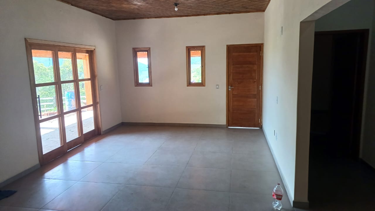 Chácara com piscina em fase de acabamento, casa com 3 quartos, 1 suíte em Camanducaia MG ! Código 1078