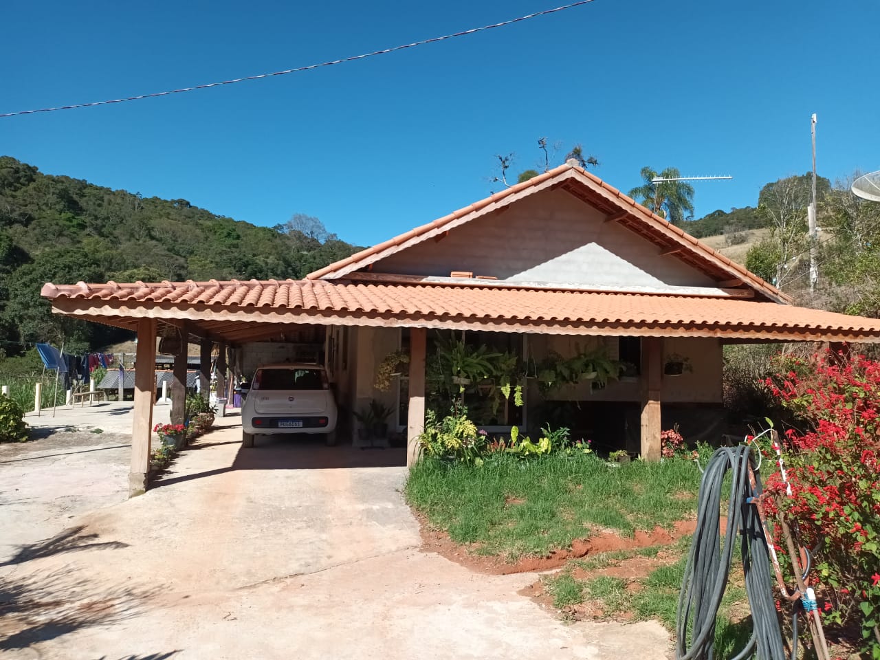 Sitio com água em abundancia; 2 casas bem construídas em Itapeva - MG | Código 1079