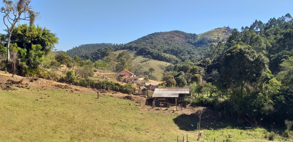 Sitio com água em abundancia; 2 casas bem construídas em Itapeva - MG | Código 1079