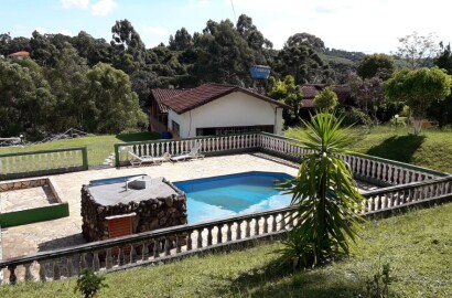 Belíssimo sítio a venda no município de Toledo-MG. Riquíssimo em água; com tanque de peixe, lago | Código 1081