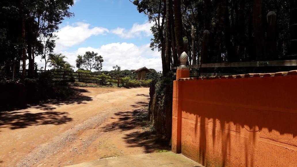 Belíssimo sítio a venda no município de Toledo-MG. Riquíssimo em água; com tanque de peixe, lago | Código 1081