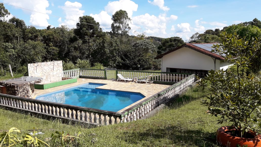 Belíssimo sítio a venda no município de Toledo-MG. Riquíssimo em água; com tanque de peixe, lago | Código 1081