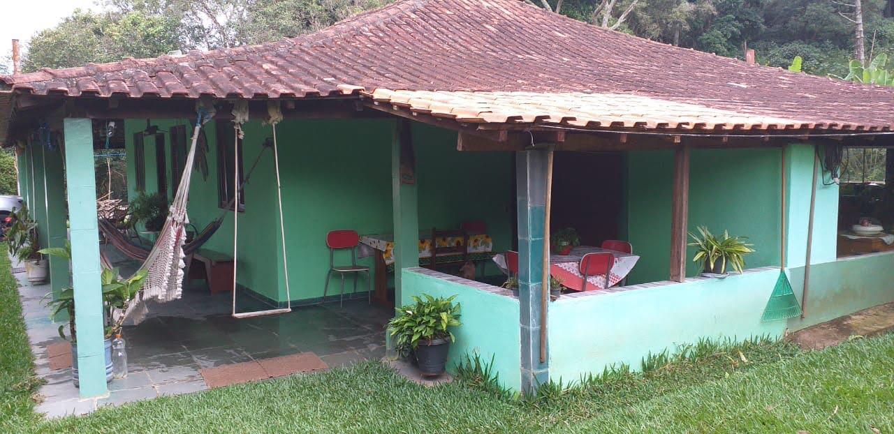 Chácara com piscina, churrasqueira; casa sede .. com : 3 Quartos espaçosos, 2 banheiros | Código 1082