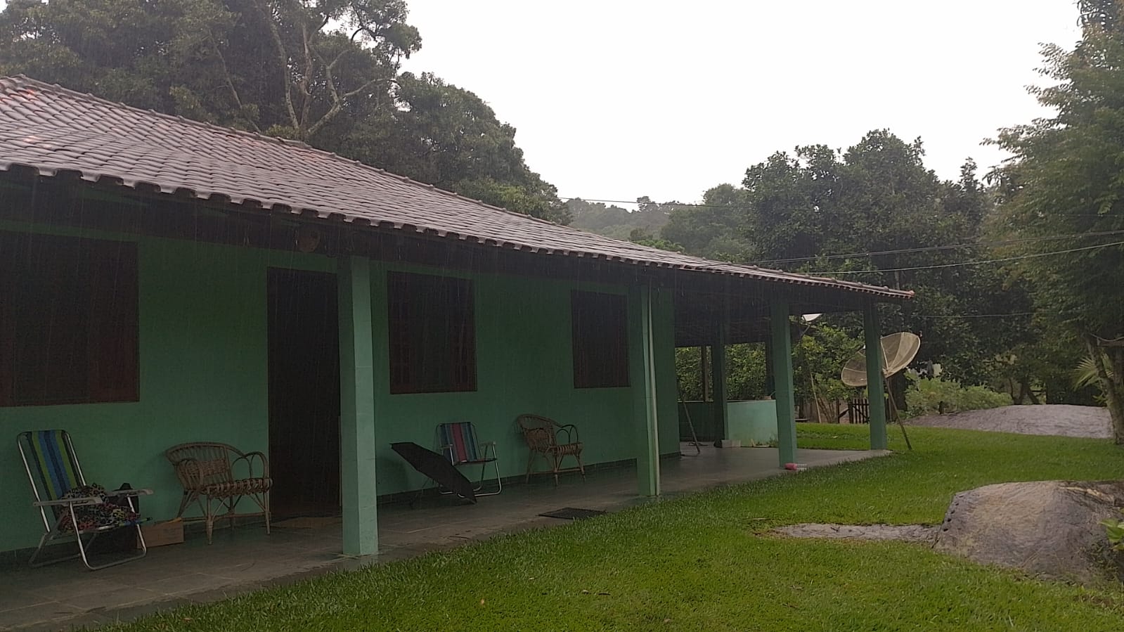 Chácara com piscina, churrasqueira; casa sede .. com : 3 Quartos espaçosos, 2 banheiros | Código 1082