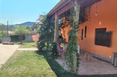 Chácara Casa em estilo rustico com 5 quartos, com pomar, piscina, churrasqueira, campo de futebol Código 1090