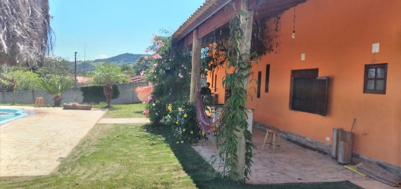 Chácara Casa em estilo rustico com 5 quartos, com pomar, piscina, churrasqueira, campo de futebol Código 1090