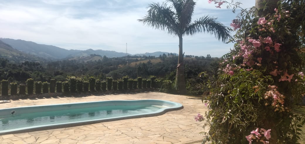 Chácara Casa em estilo rustico com 5 quartos, com pomar, piscina, churrasqueira, campo de futebol Código 1090