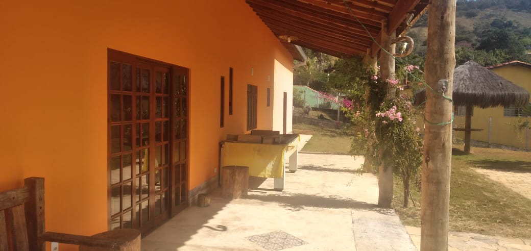 Chácara Casa em estilo rustico com 5 quartos, com pomar, piscina, churrasqueira, campo de futebol Código 1090