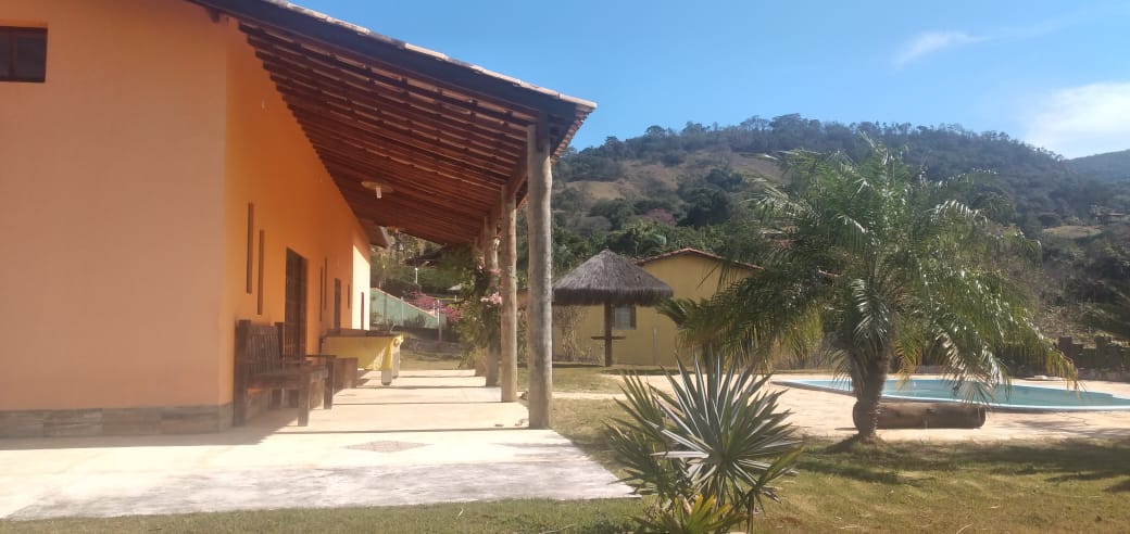 Chácara Casa em estilo rustico com 5 quartos, com pomar, piscina, churrasqueira, campo de futebol Código 1090