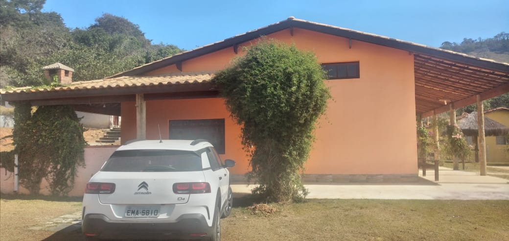 Chácara Casa em estilo rustico com 5 quartos, com pomar, piscina, churrasqueira, campo de futebol Código 1090