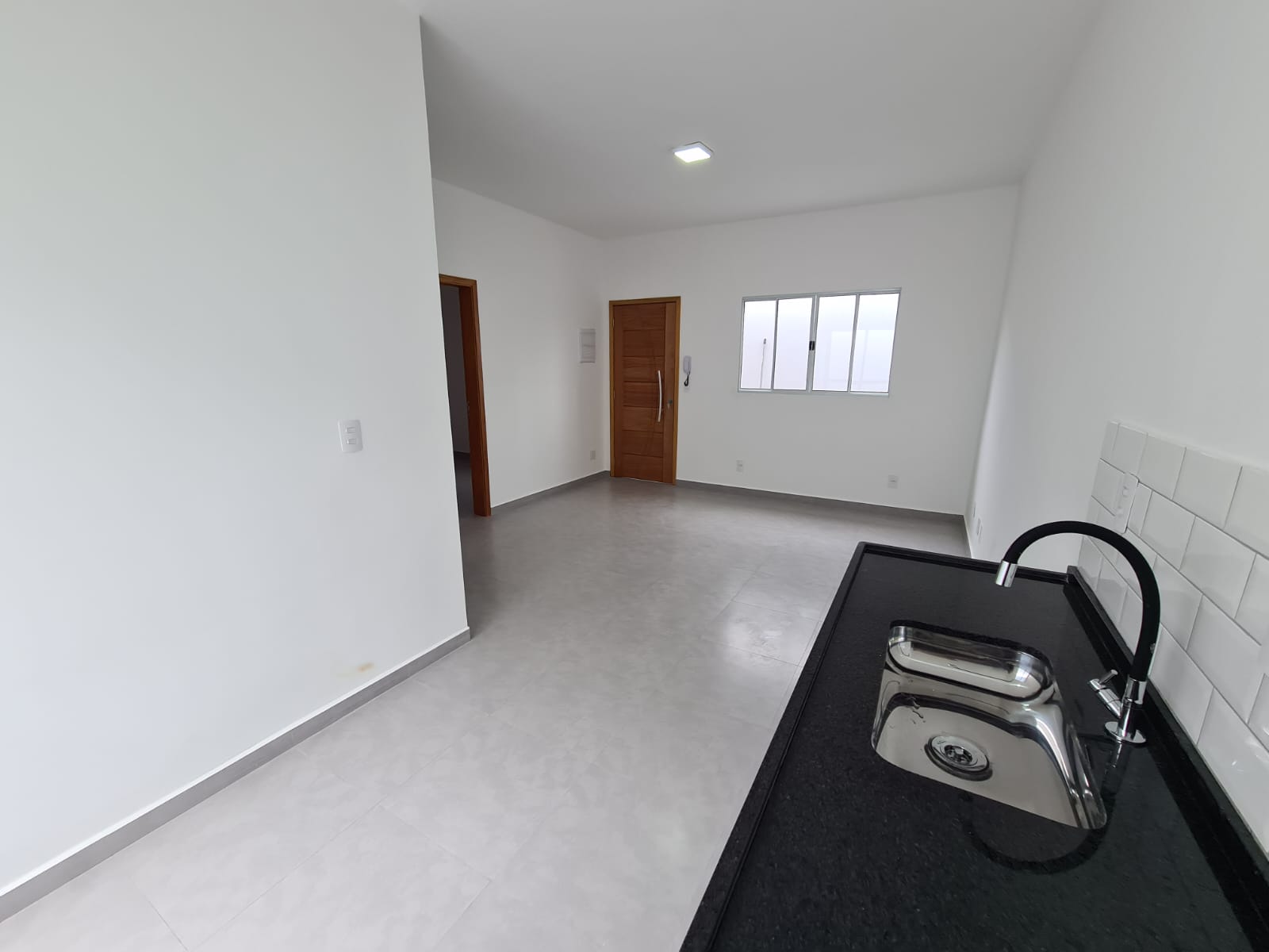 Casa com: 2 quartos, sala e cozinha integradas e garagem + 26 m² gramado Extrema MG - Código 1093