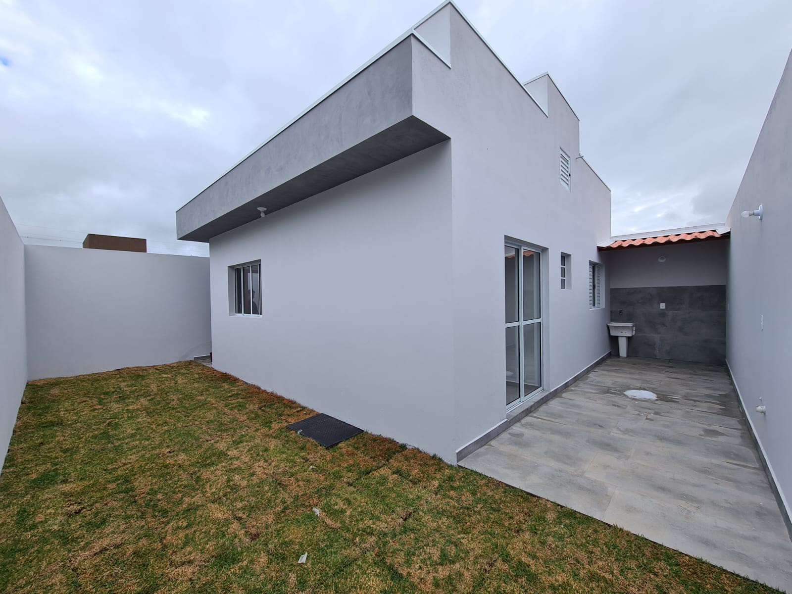 Casa com: 2 quartos, sala e cozinha integradas e garagem + 26 m² gramado Extrema MG - Código 1093