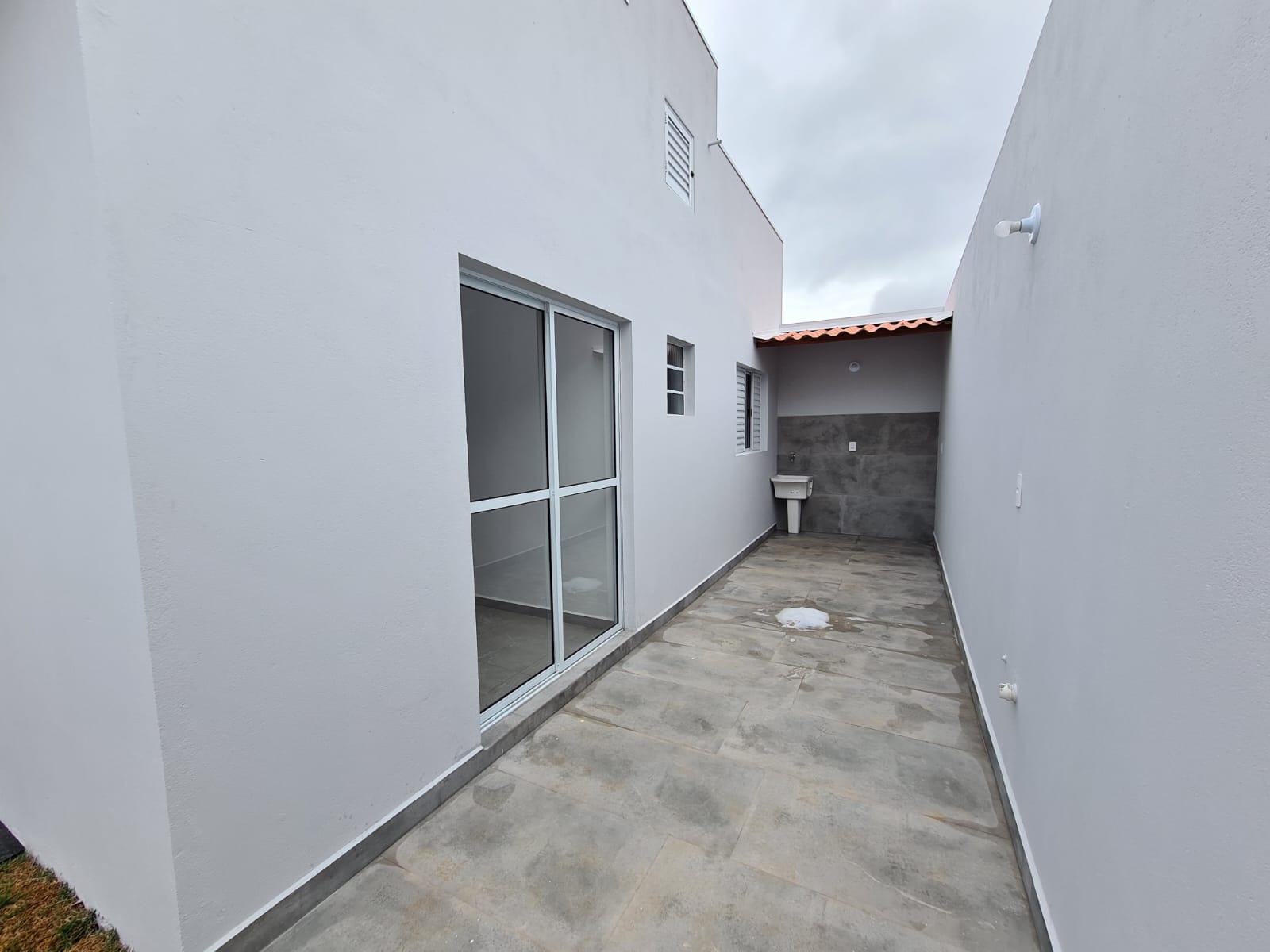 Casa com: 2 quartos, sala e cozinha integradas e garagem + 26 m² gramado Extrema MG - Código 1093