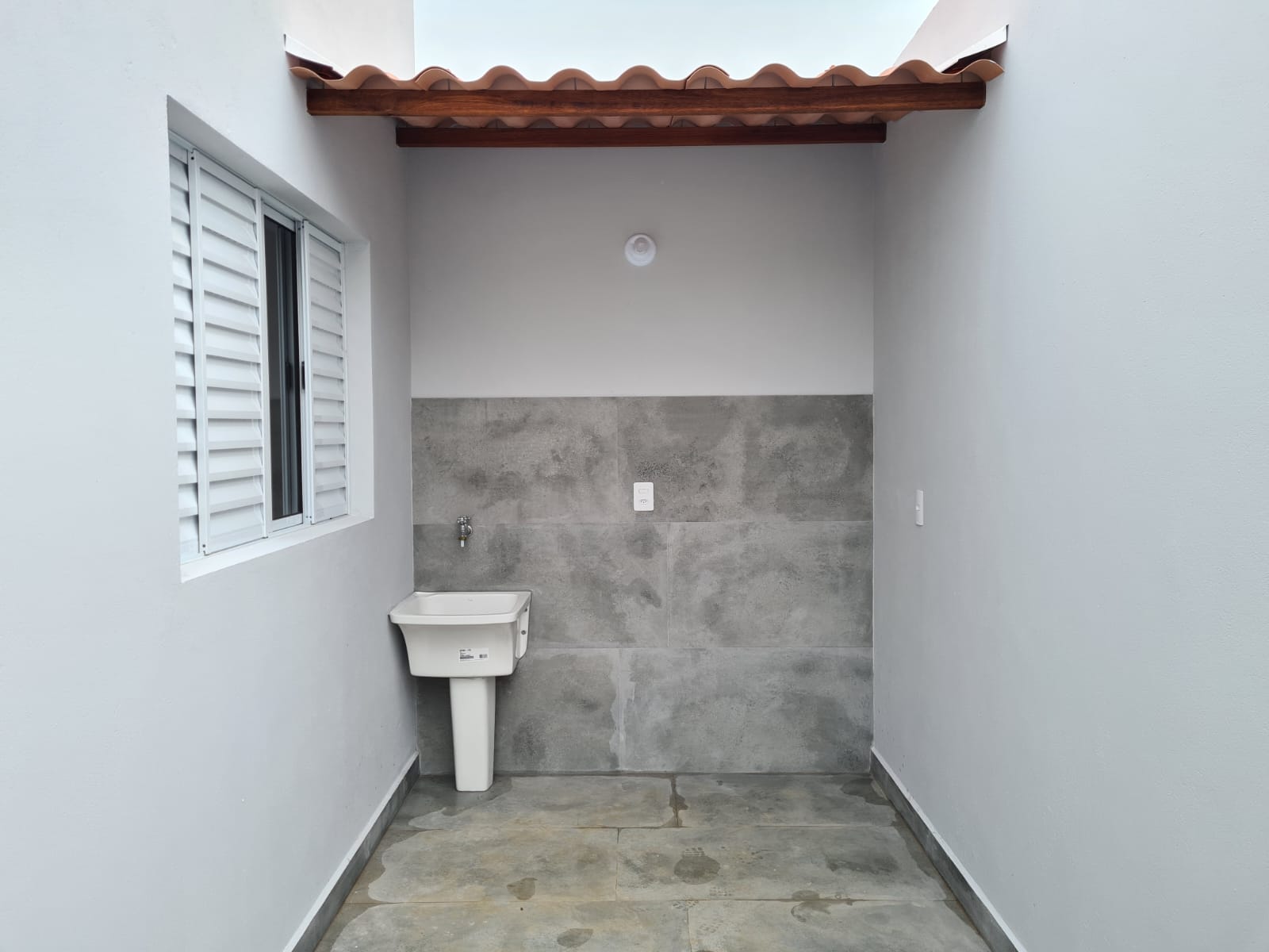 Casa com: 2 quartos, sala e cozinha integradas e garagem + 26 m² gramado Extrema MG - Código 1093