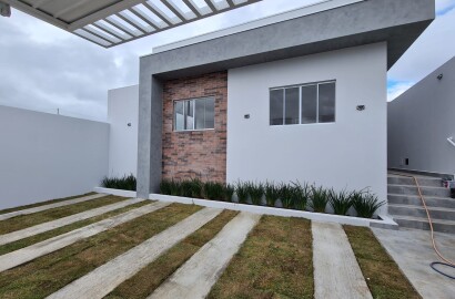 Casa com: 2 quartos, sala e cozinha integradas e garagem + 26 m² gramado Extrema MG - Código 1093