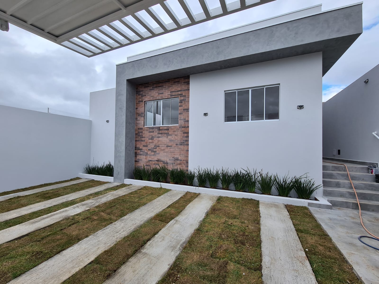 Casa com: 2 quartos, sala e cozinha integradas e garagem + 26 m² gramado Extrema MG - Código 1093