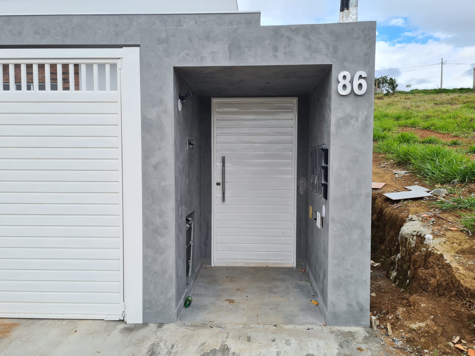 Casa com: 2 quartos, sala e cozinha integradas e garagem + 26 m² gramado Extrema MG - Código 1093