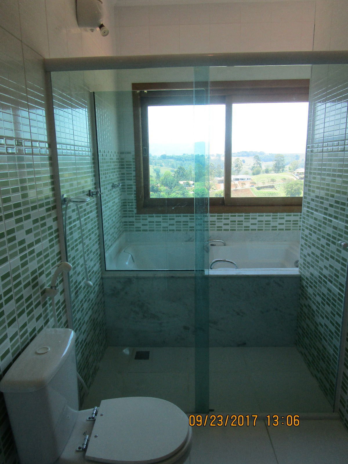Casa - área 442 m² -  4 quartos (1 suíte com hidro), cozinha e armários planejados, sala com lareira, varanda Cód.1133