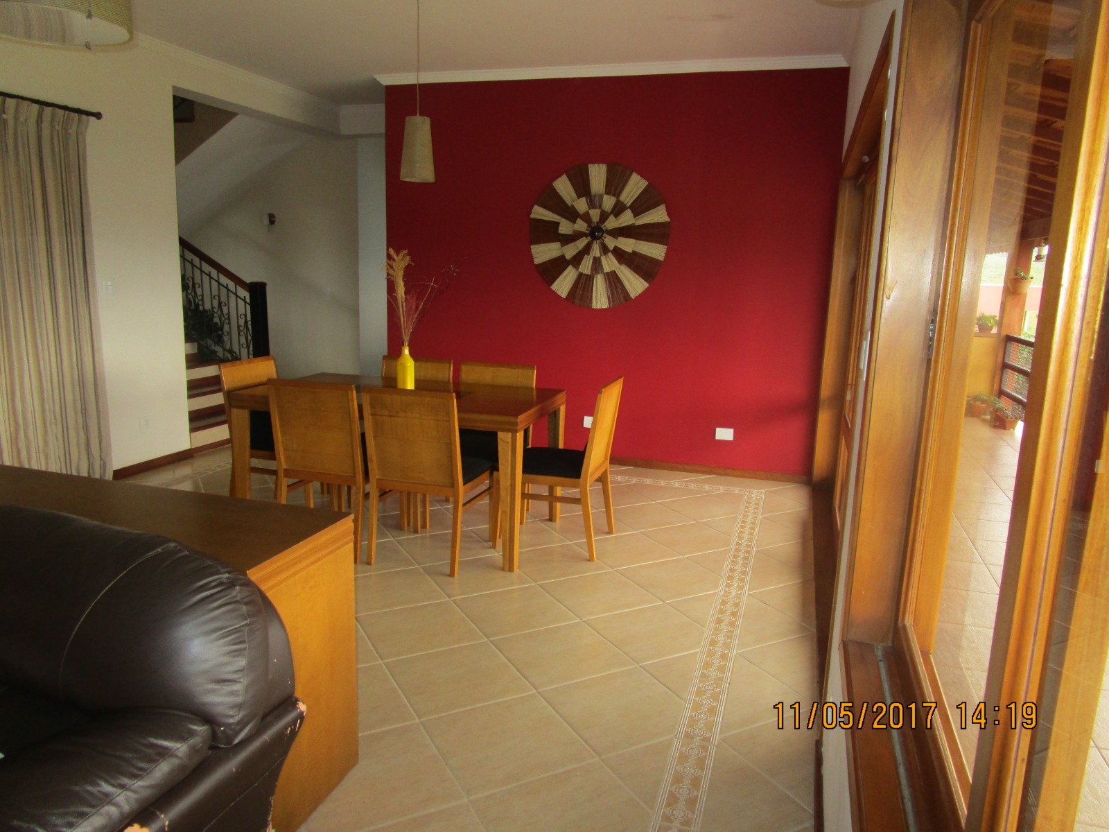 Casa - área 442 m² -  4 quartos (1 suíte com hidro), cozinha e armários planejados, sala com lareira, varanda Cód.1133