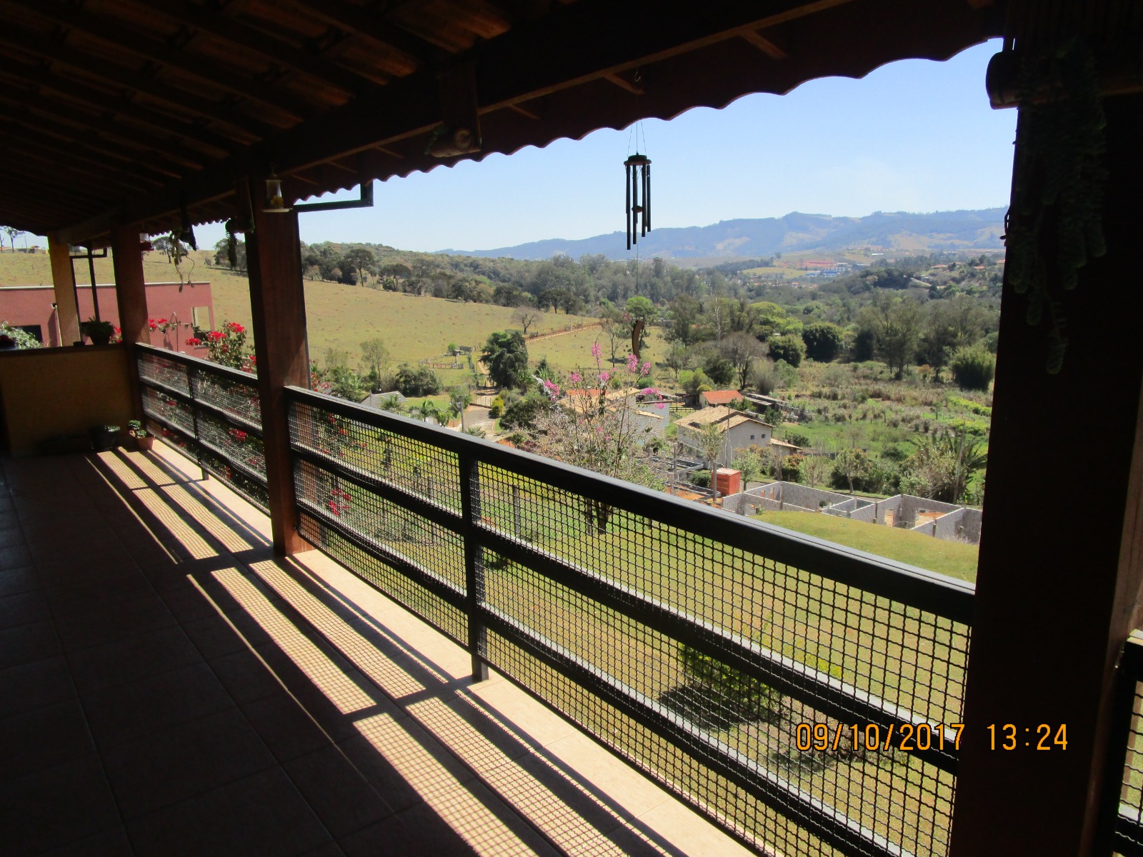 Casa - área 442 m² -  4 quartos (1 suíte com hidro), cozinha e armários planejados, sala com lareira, varanda Cód.1133
